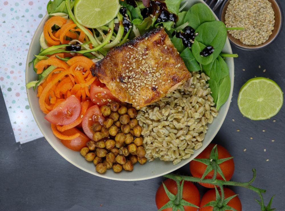 Rezeptbild: Grünkern-Bowl mit Kichererbsen & Honig-Senf Lachs