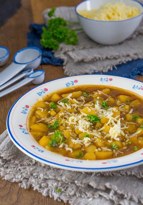 Rezeptbild: Kartoffel-Zwiebel-Suppe mit Bergkäse