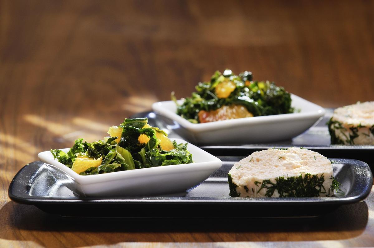Rezeptbild: Grünkohlsalat dazu eine Lachsterrine
