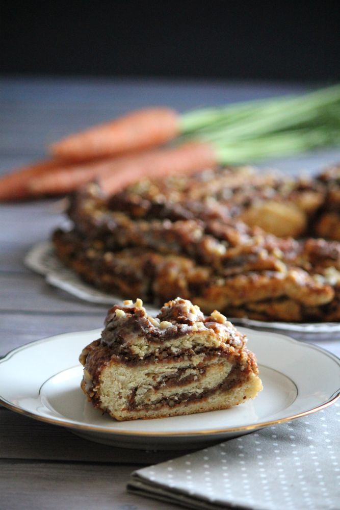 Rezeptbild: Hefekranz mit Karotten-Nuss-Füllung