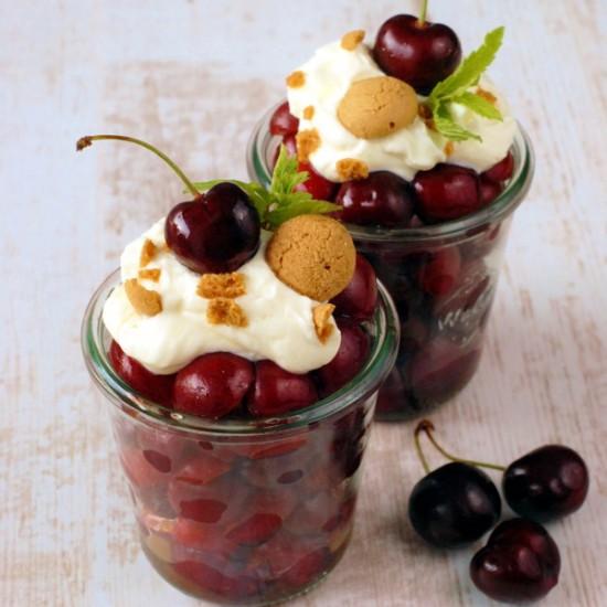 Rezeptbild: Marinierte Kirschen mit Frischkäsehaube