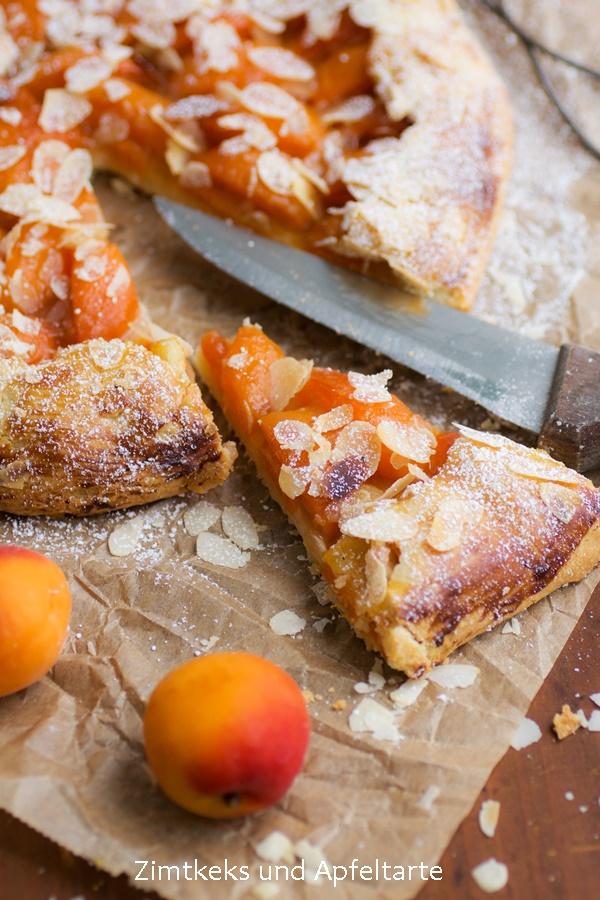 Rezeptbild: Sommerliche Aprikosen-Galette mit Mandeln