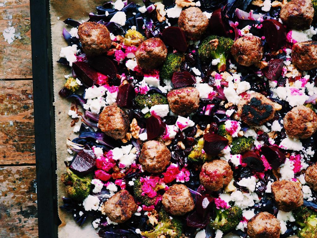 Rezeptbild: Lauwarmer Rotkohl-Brokkoli-Salat mit Lammhackbällchen