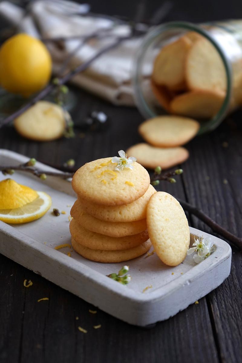 Rezeptbild: Einfache Zitronenplätzchen – fein, butterzart & knusprig