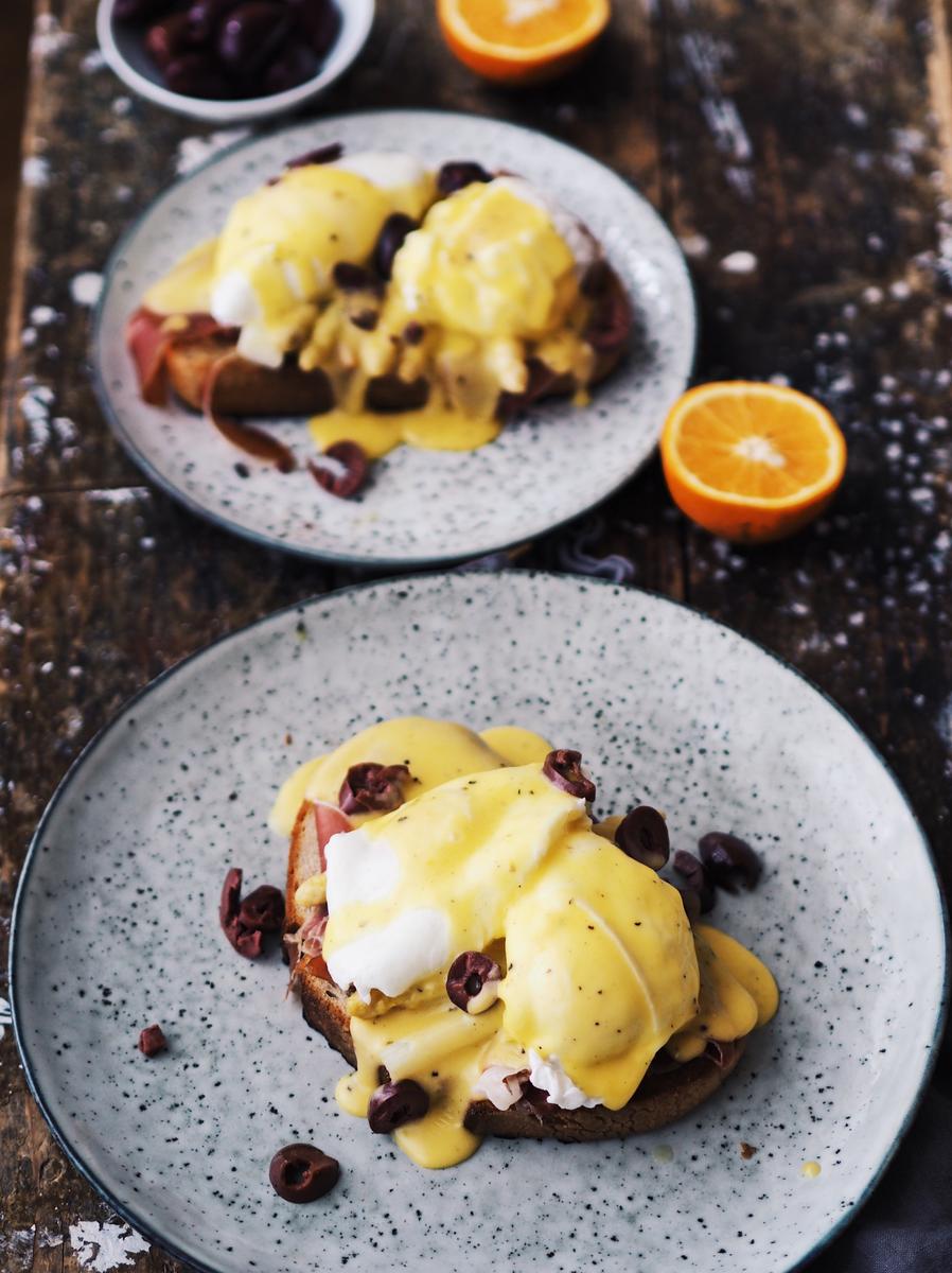 Rezeptbild: Pochierte Eier mit Orangen-Hollandaise, Parmaschinken und Spargel