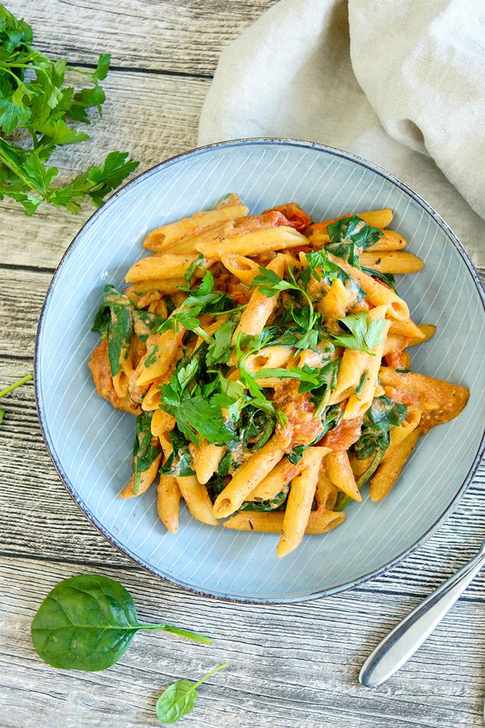 Rezeptbild: One Pot vegane Pasta mit cremiger Tomatensoße
