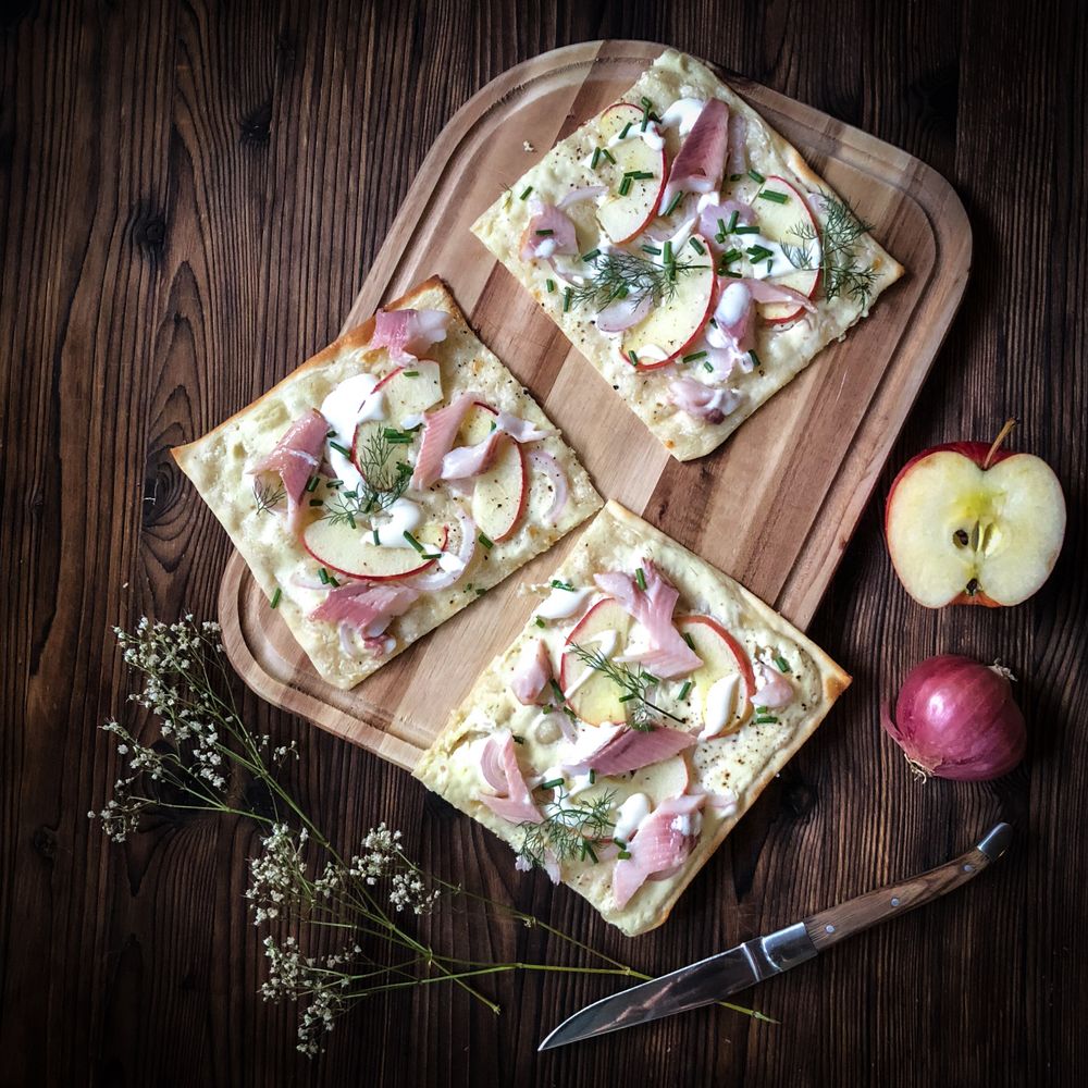 Rezeptbild: FLAMMKUCHEN MIT GERÄUCHERTER FORELLE