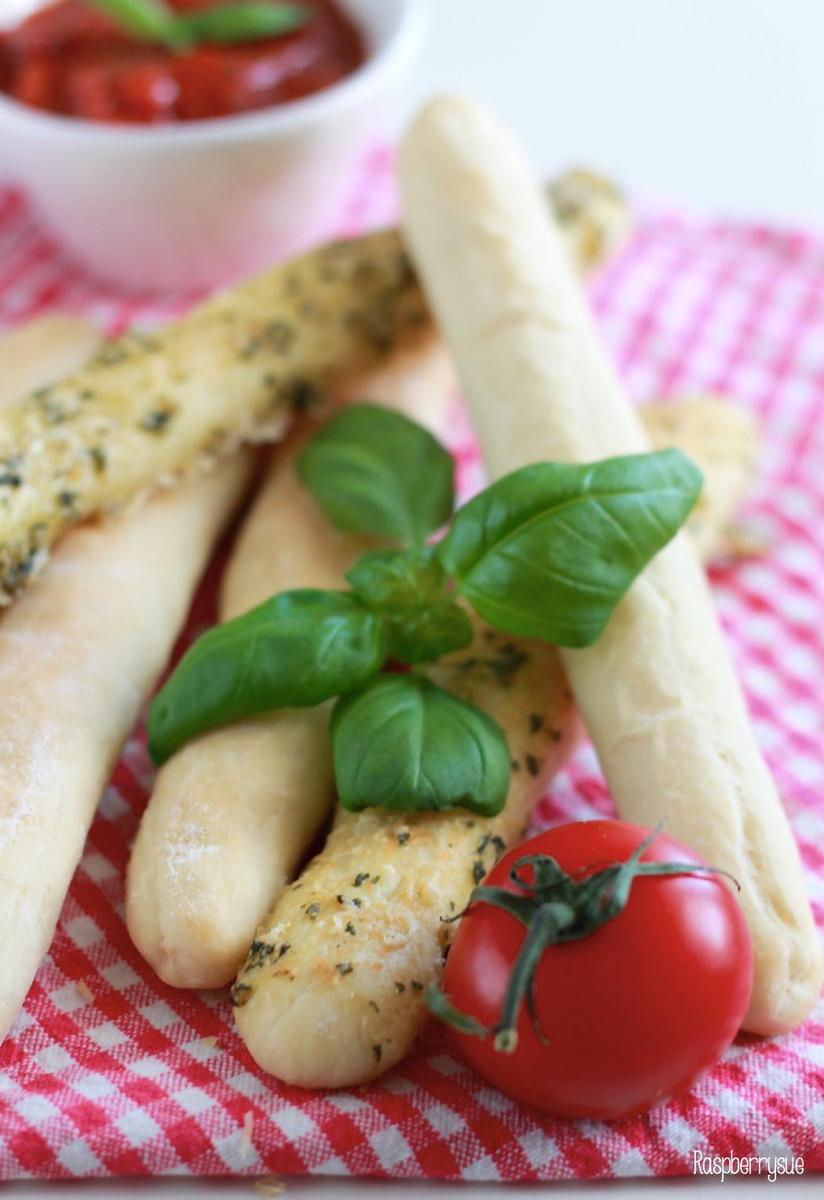 Rezeptbild: Breadsticks mit Marinara-Sauce