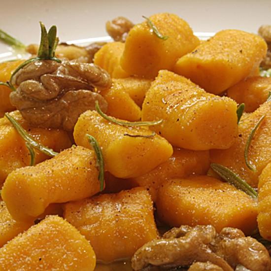 Rezeptbild: Kürbis-Gnocchi mit Walnüssen und Rosmarin