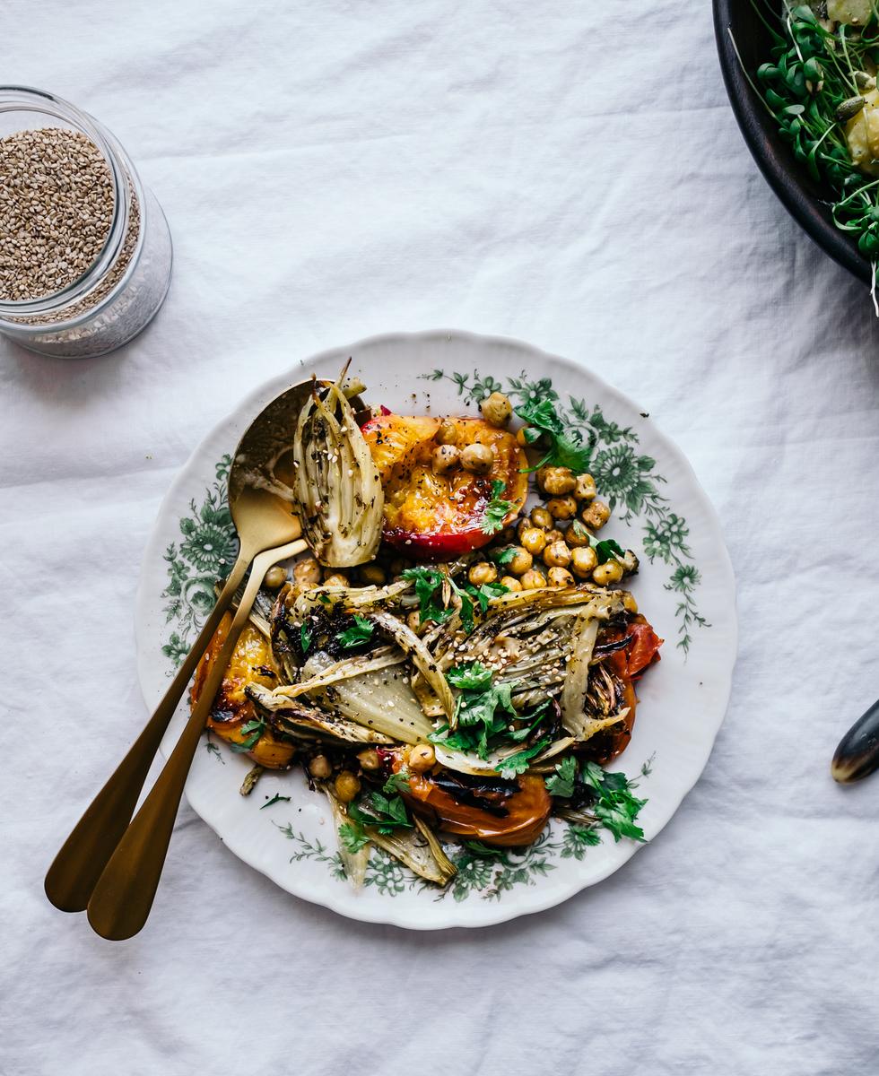 Rezeptbild: Kichererbsen-Salat mit Röstgemüse und Steinfrüchten
