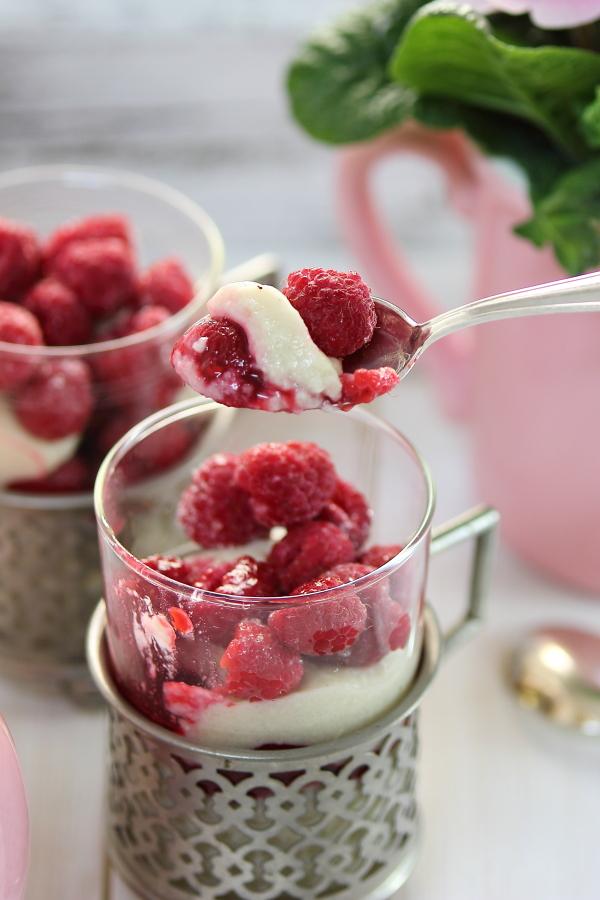 Rezeptbild: Selbstgemachter Mandelpudding mit Himbeeren