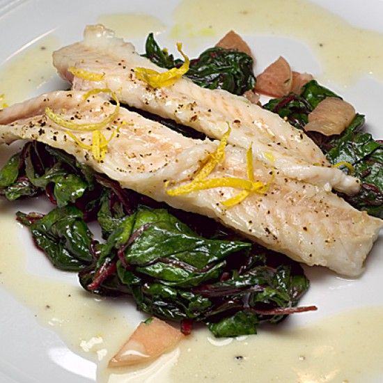 Rezeptbild: Seezungenfilets auf rotem Babymangold