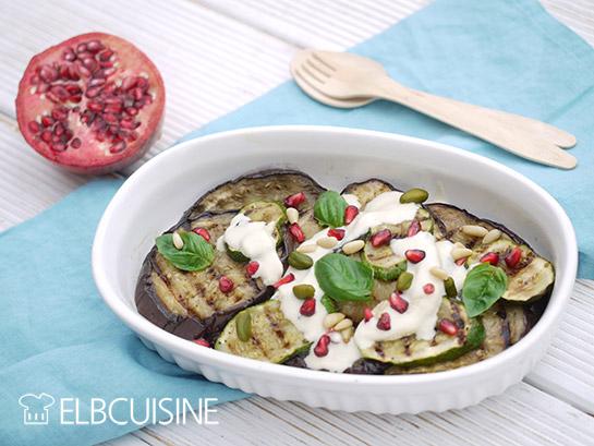 Rezeptbild: Echtes Soulfood: geröstete Aubergine und Zucchini mit Tahini und Granatapfel – ein Traum!