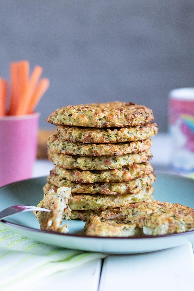Rezeptbild: Zucchini-Puffer mit Joghurt-Dip