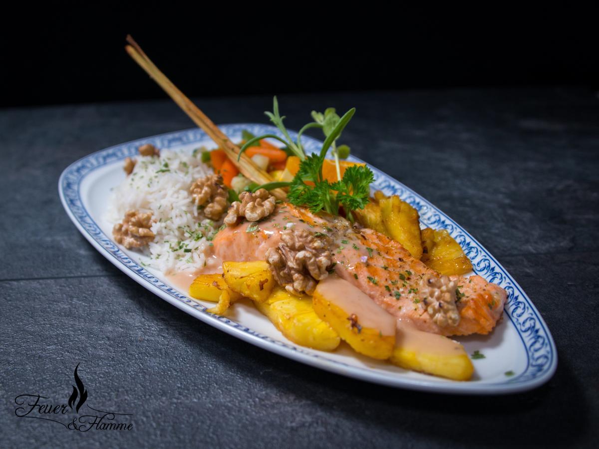 Rezeptbild: Gebratener Lachs und Ananas an Traubensauce