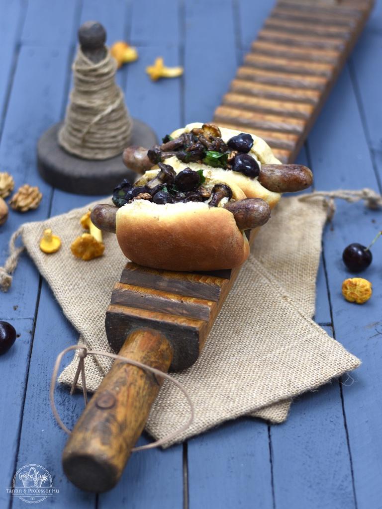 Rezeptbild: Wildschwein-Hot-Dog mit Vollkornbun & Pfifferling-Kirsch-Relish