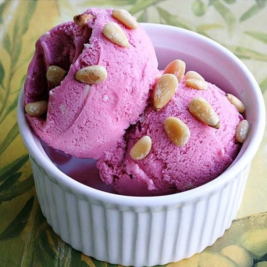Rezeptbild: Himbeer-Eiscreme mit weißer Schokolade