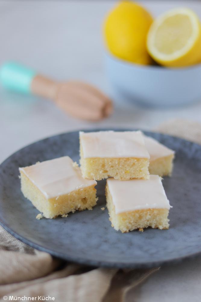 Rezeptbild: Zitronen-Blechkuchen mit Guss - vegan