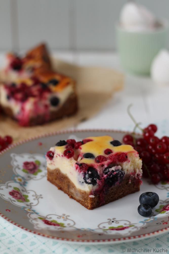 Rezeptbild: Cheesecake Brownies mit Beeren