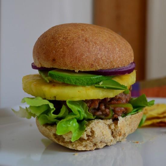 Rezeptbild: Teriyaki-Burger mit Ananas im Chilibrötchen