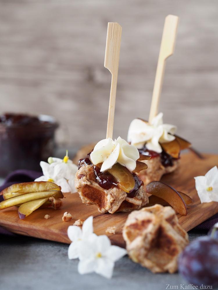 Rezeptbild: Waffel-Spießchen mit Pflaumenmus und Mascarpone