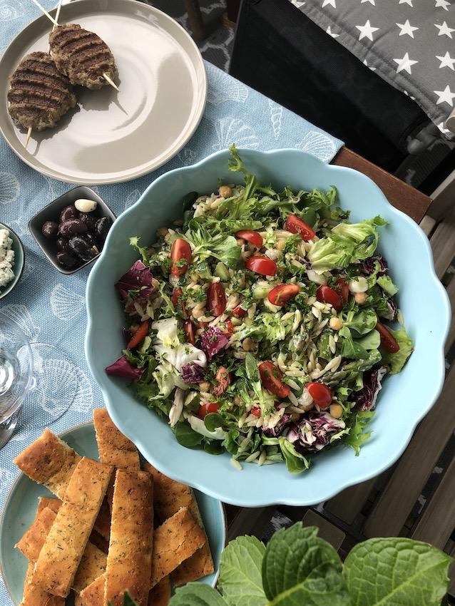 Rezeptbild: KRITHARAKI SALAT MIT ZAZIKI FÜR EIN GRIECHISCHES LEBENSGEFÜHL