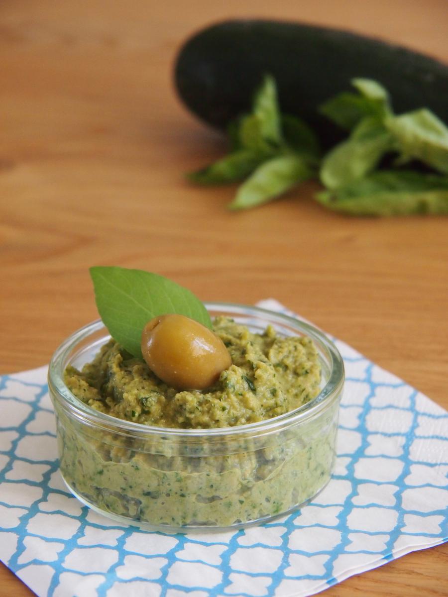 Rezeptbild: Tapenade aus grünen Oliven, Zucchini und Basilikum