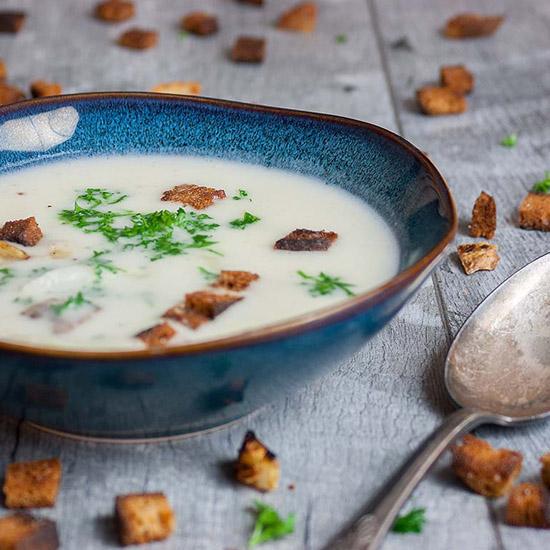Rezeptbild: Spargelcremesuppe aus Spargelschalen mit Knoblauchcroûtons