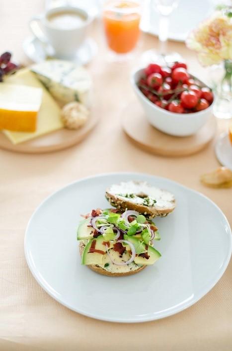 Rezeptbild: Bagels belegt mit Avocado und Pancetta