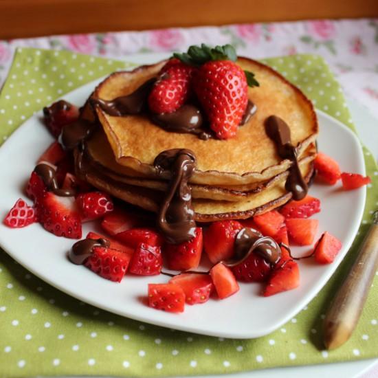 Rezeptbild: Fluffige Pancakes mit Erdbeeren