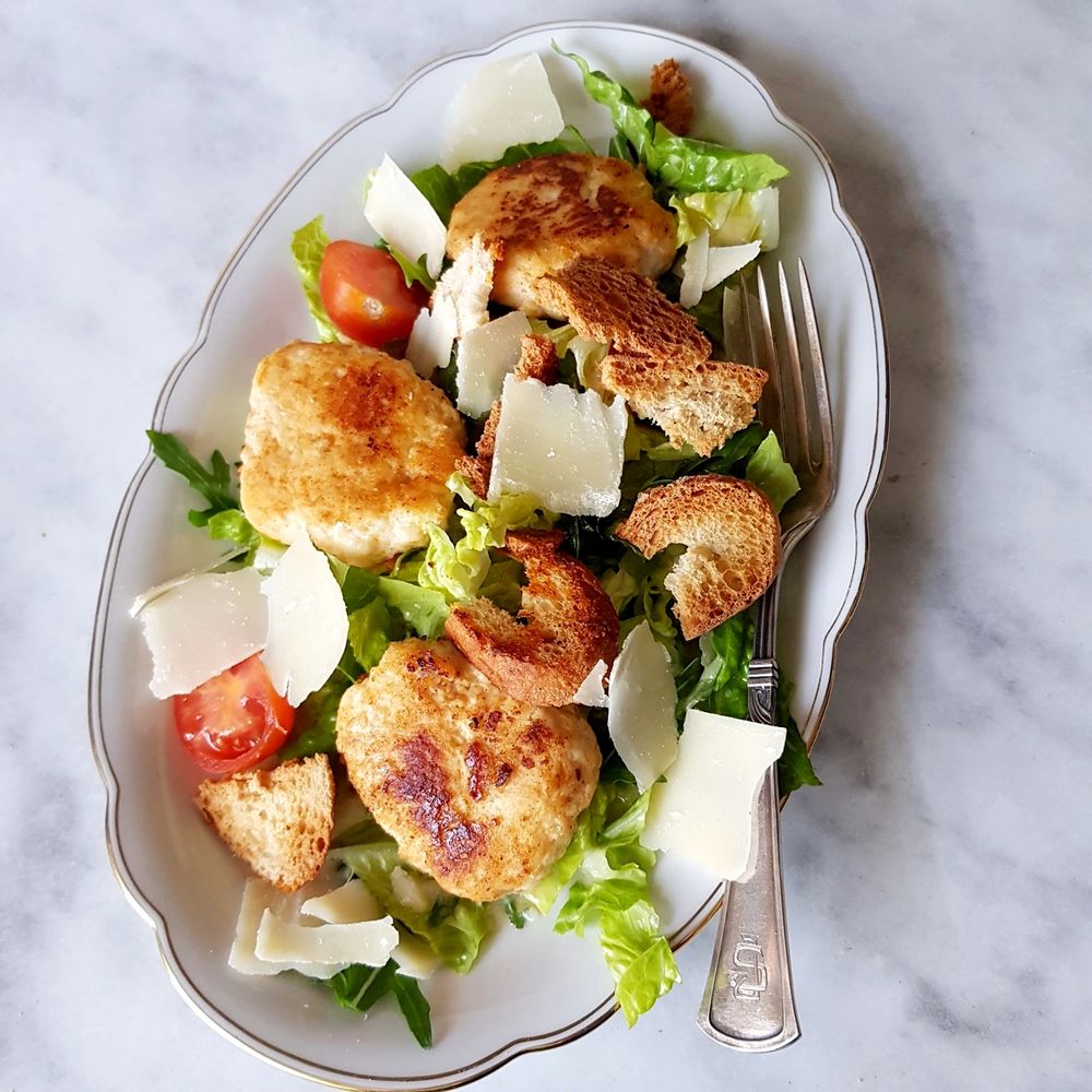 Rezeptbild: Hähnchenfrikadellen mit Salat, Parmesan, Brotchips und Cherrytomaten