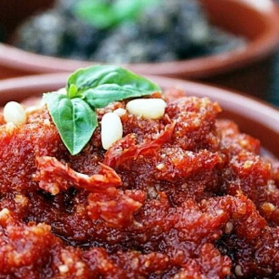Rezeptbild: Oliventapenade und rotes Zedernuss-Pesto