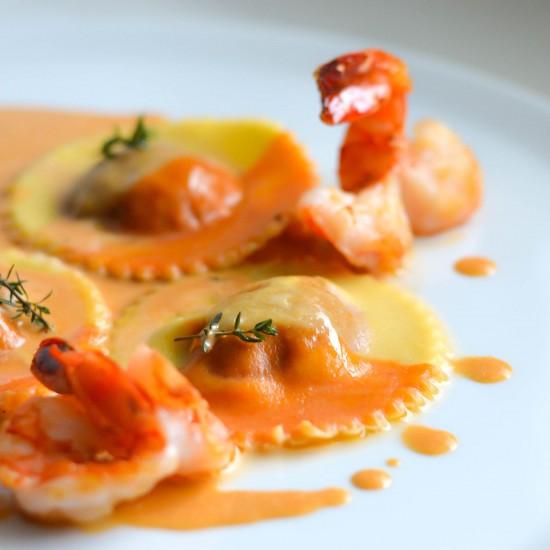 Rezeptbild: Paprika-Orangen Ravioli mit cremiger Crevettensauce