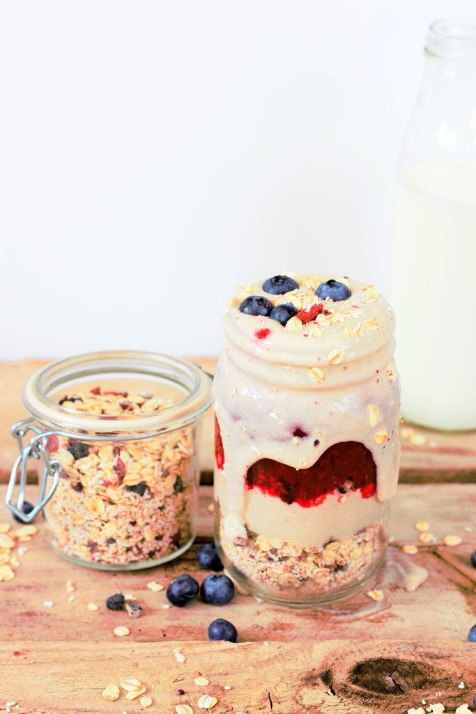Rezeptbild: Banana Ice Cream mit Super-Müsli und Beeren