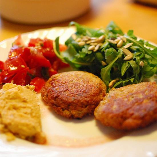 Rezeptbild: Falafel mit Humus und Salat