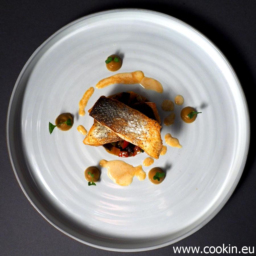 Rezeptbild: Wolfsbarsch, mediterranes Gemüse, Auberginen-Püree, Chorizo-Sößchen