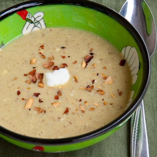 Rezeptbild: Kalte Zucchini Kartoffelsuppe mit gerösteten Mandeln
