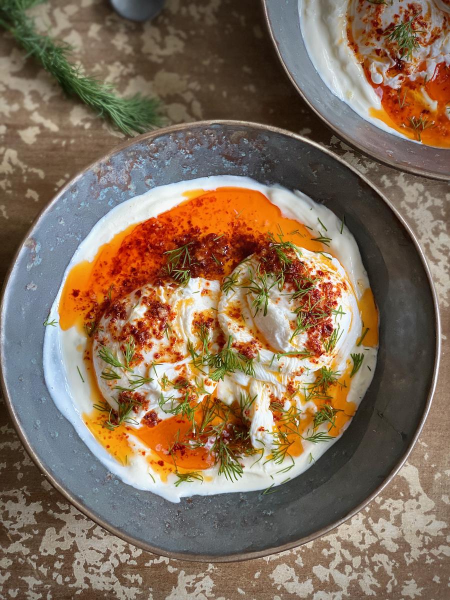 Rezeptbild: ÇILBIR – Pochierte Eier auf Joghurt mit Chilibutter