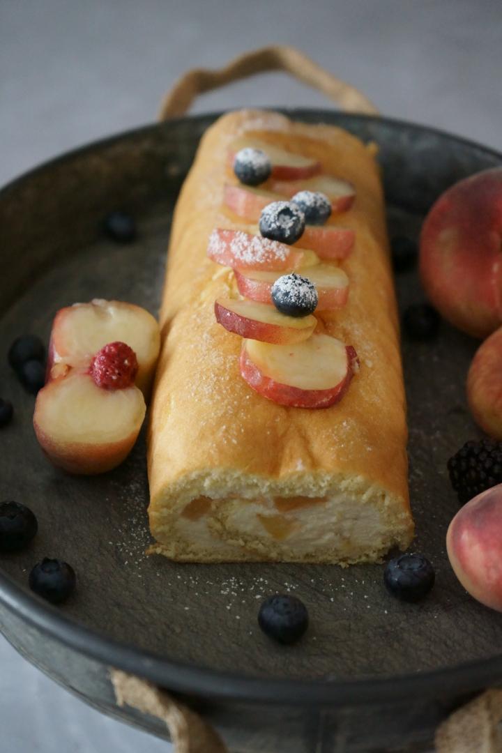 Rezeptbild: Biskuitrolle mit Wildpfirsichen und weißer Schokoladenganache