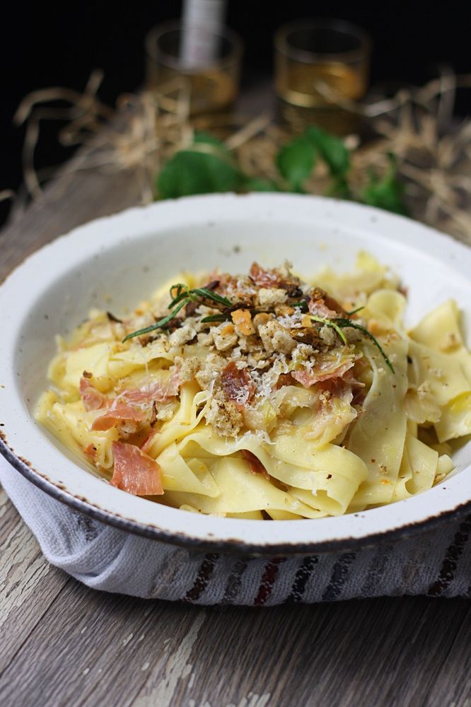Rezeptbild: Lasagnestreifen mit Lauchgemüse und Steinpilzbröseln