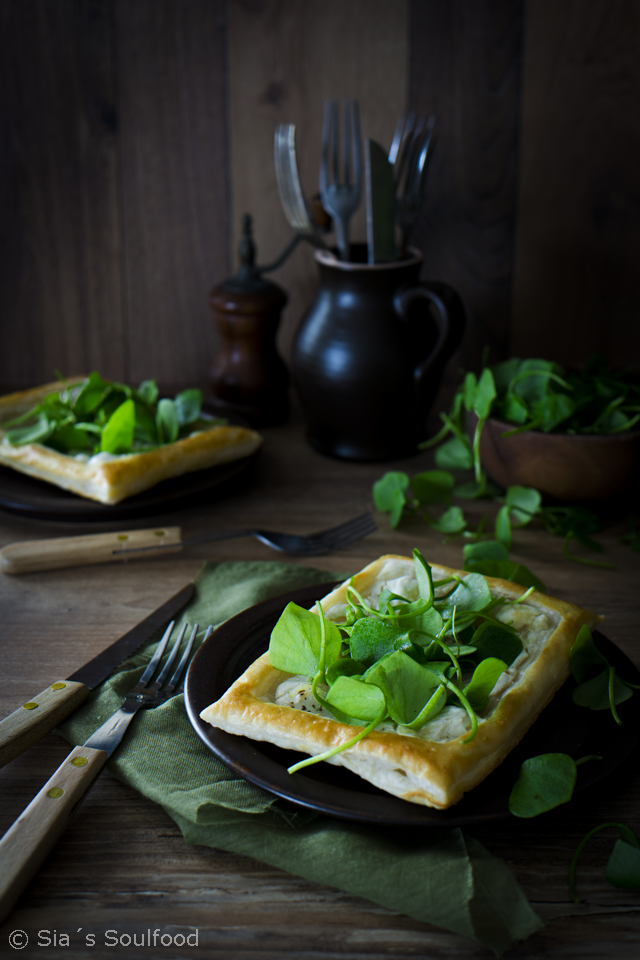 Rezeptbild: Blätterteigteilchen mit Ziegenkäse und Postelein 