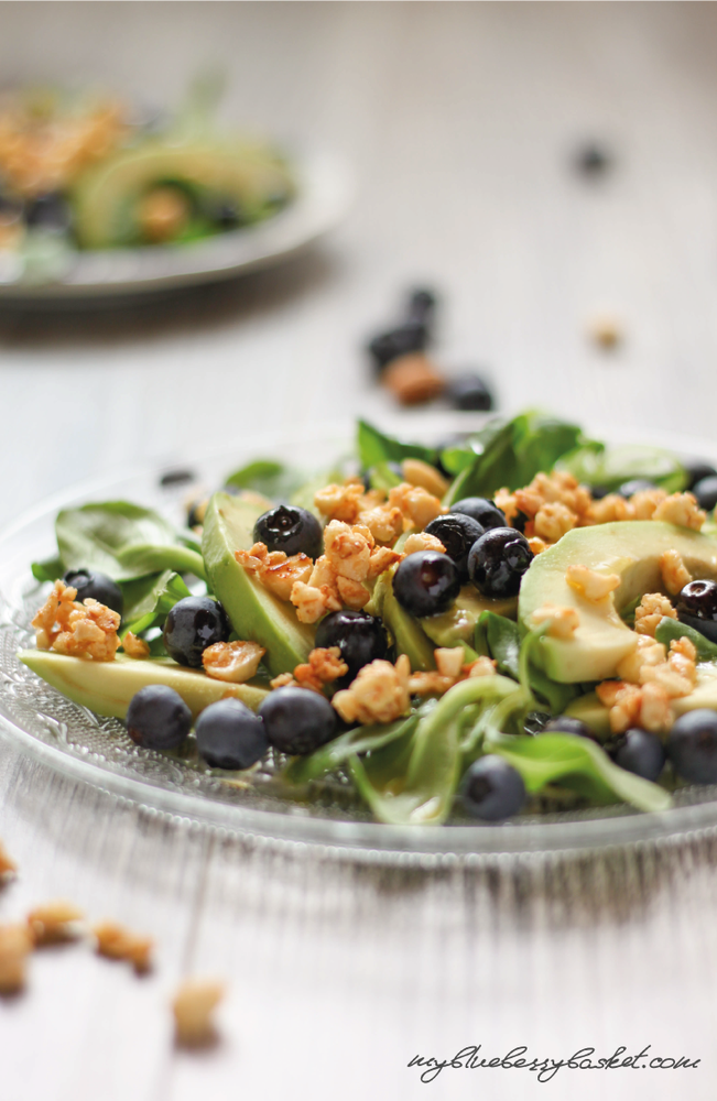 Rezeptbild: Avocadosalat mit salzigem Mandelkrokant