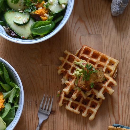 Rezeptbild: Polentawaffeln mit Bánh-Mì-Salat, Tofu und scharfer Avocadocreme