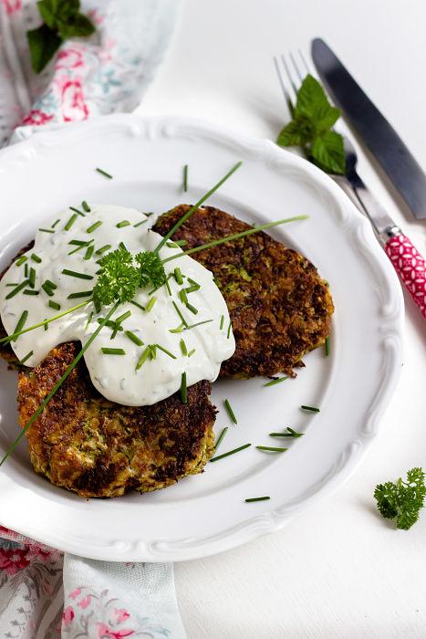 Rezeptbild: Zucchini-Thunfisch Bratlinge mit Kräuterdip