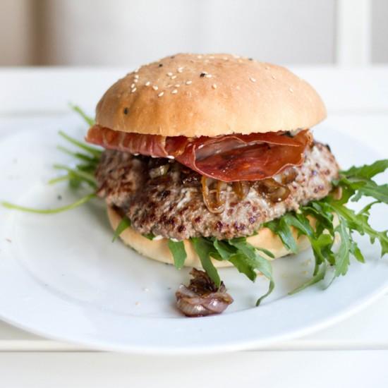 Rezeptbild: Burger mit selbst gebackenen Buns, Balsamico-Schalotten, Rucola, Pecorino und Serranoschinken