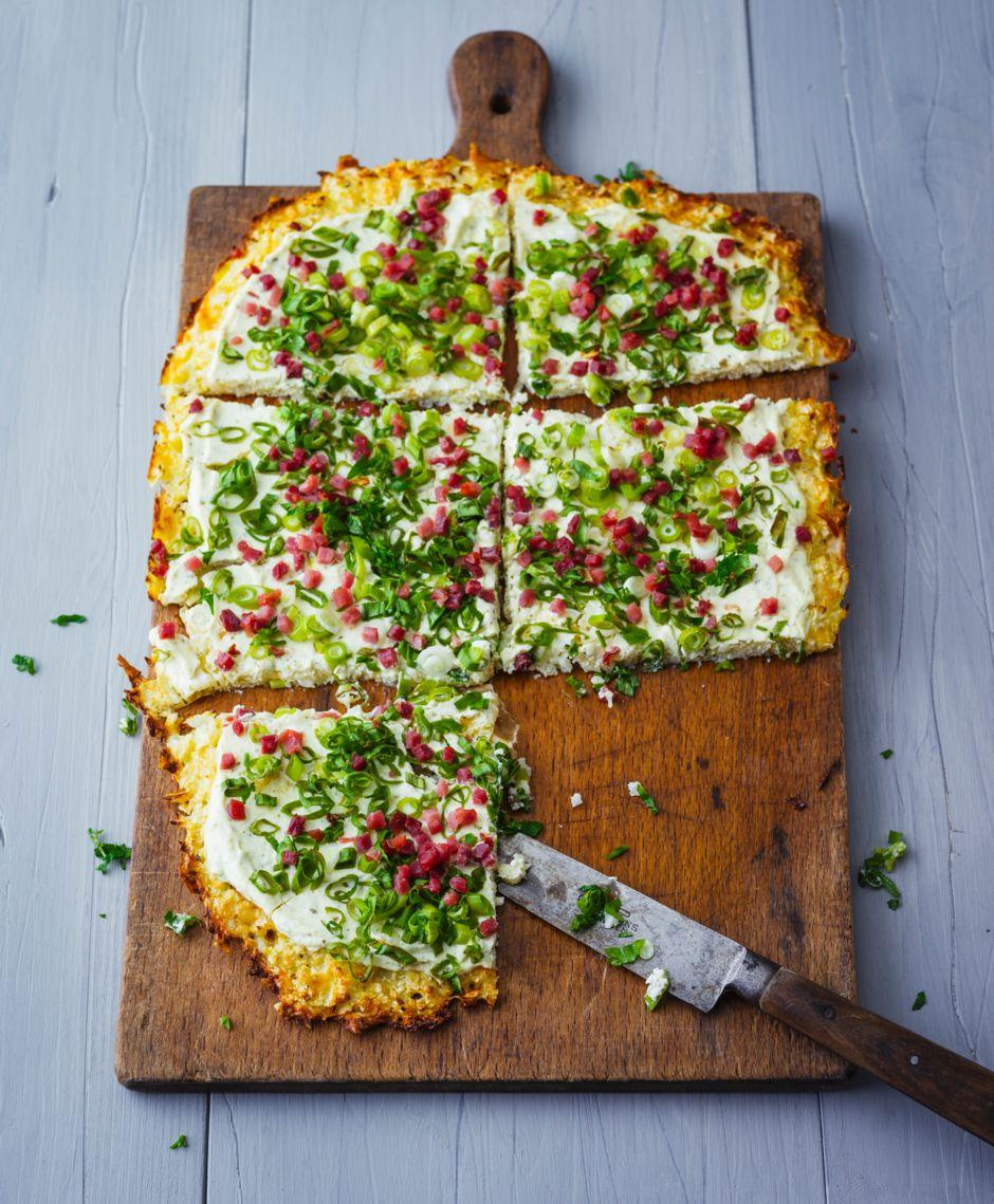 Rezeptbild: Low Carb Flammkuchen mit Speck und Frühlingszwiebeln