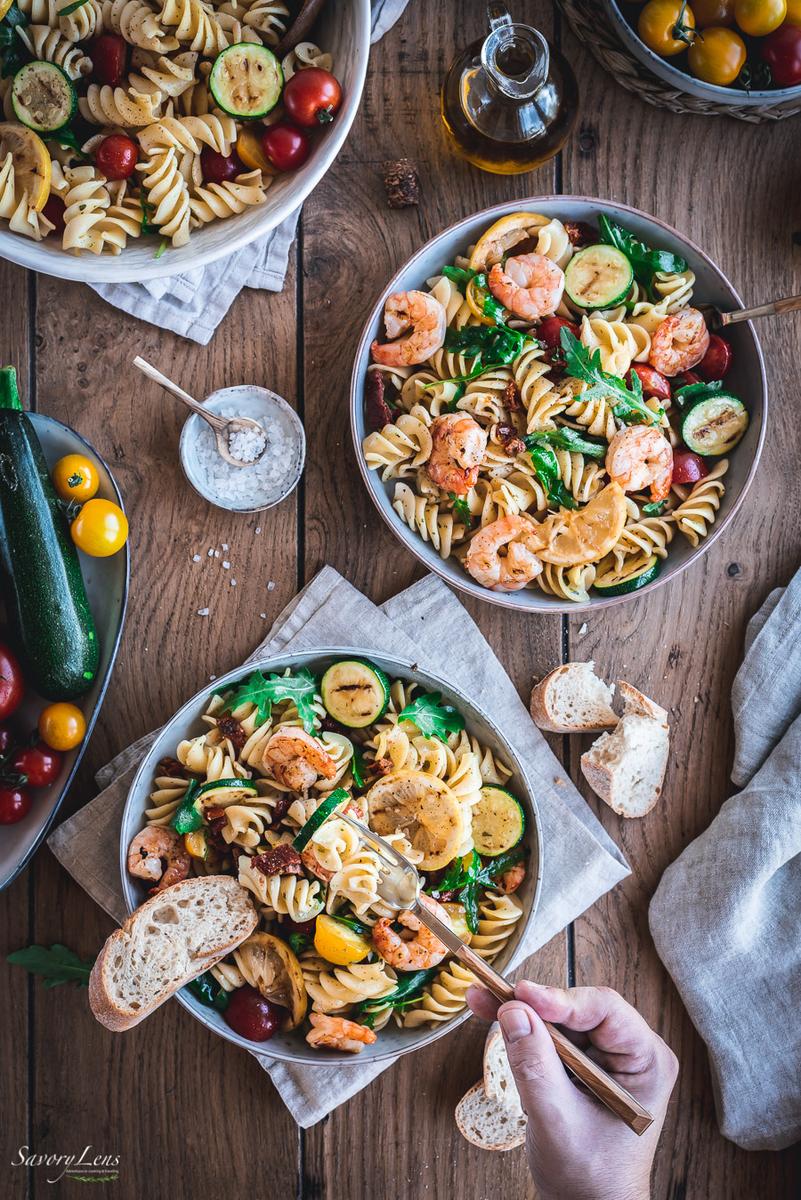 Rezeptbild: Mediterraner Nudelsalat mit Tomaten, Rucola und gegrillten Garnelen