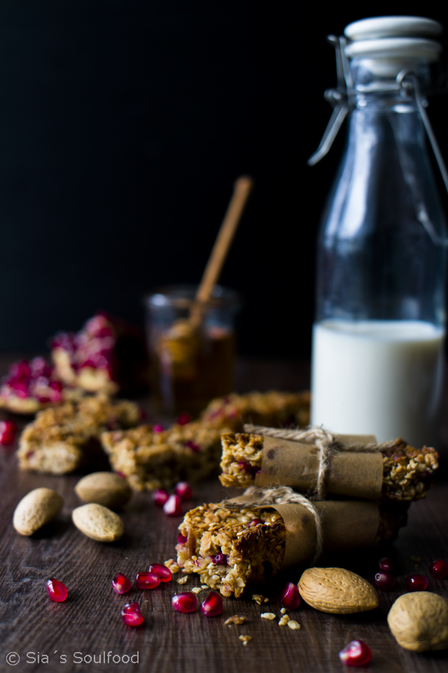 Rezeptbild: Granola Bars mit Mandeln und Granatapfelkernen 