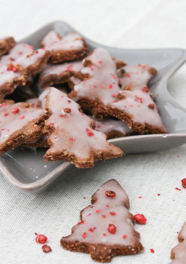 Rezeptbild: Schoko-Nuss-Tannenbäume mit rosa Pfeffer