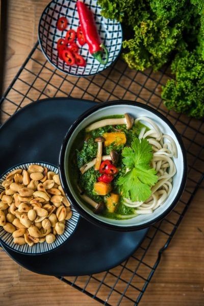 Rezeptbild: Grünkohlcurry mit Buchenpilzen, Karotten und Erdnüssen